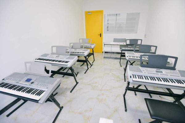 嘉興市指間培訓有限公司